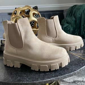BRAND NEW w/box Chelsea designer-inspired boot!